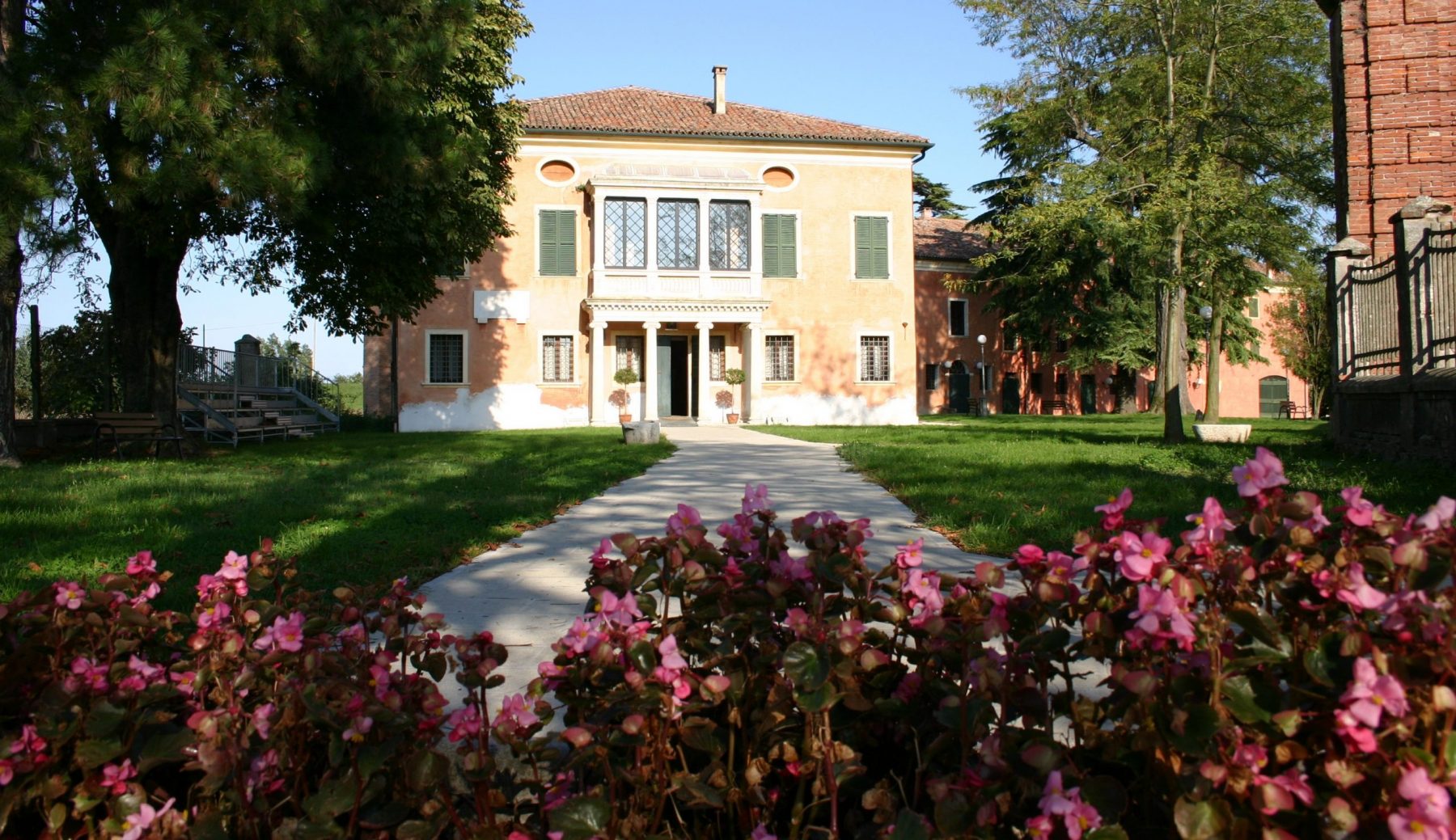 Cour Bénédictine de Correzzola