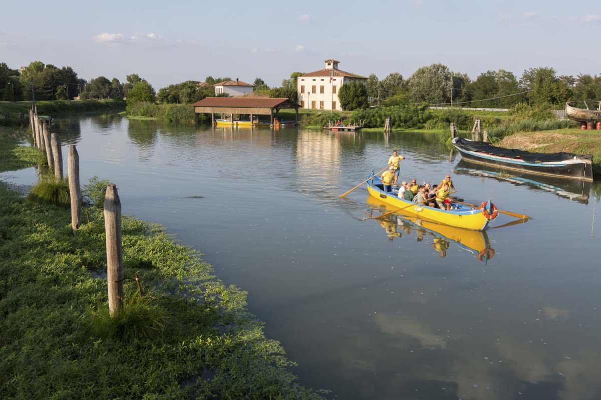 Escursioni in Barca: la Navigazione fluviale alle Thermae Abano Montegrotto, nel Parco Naturale dei Colli Euganei.